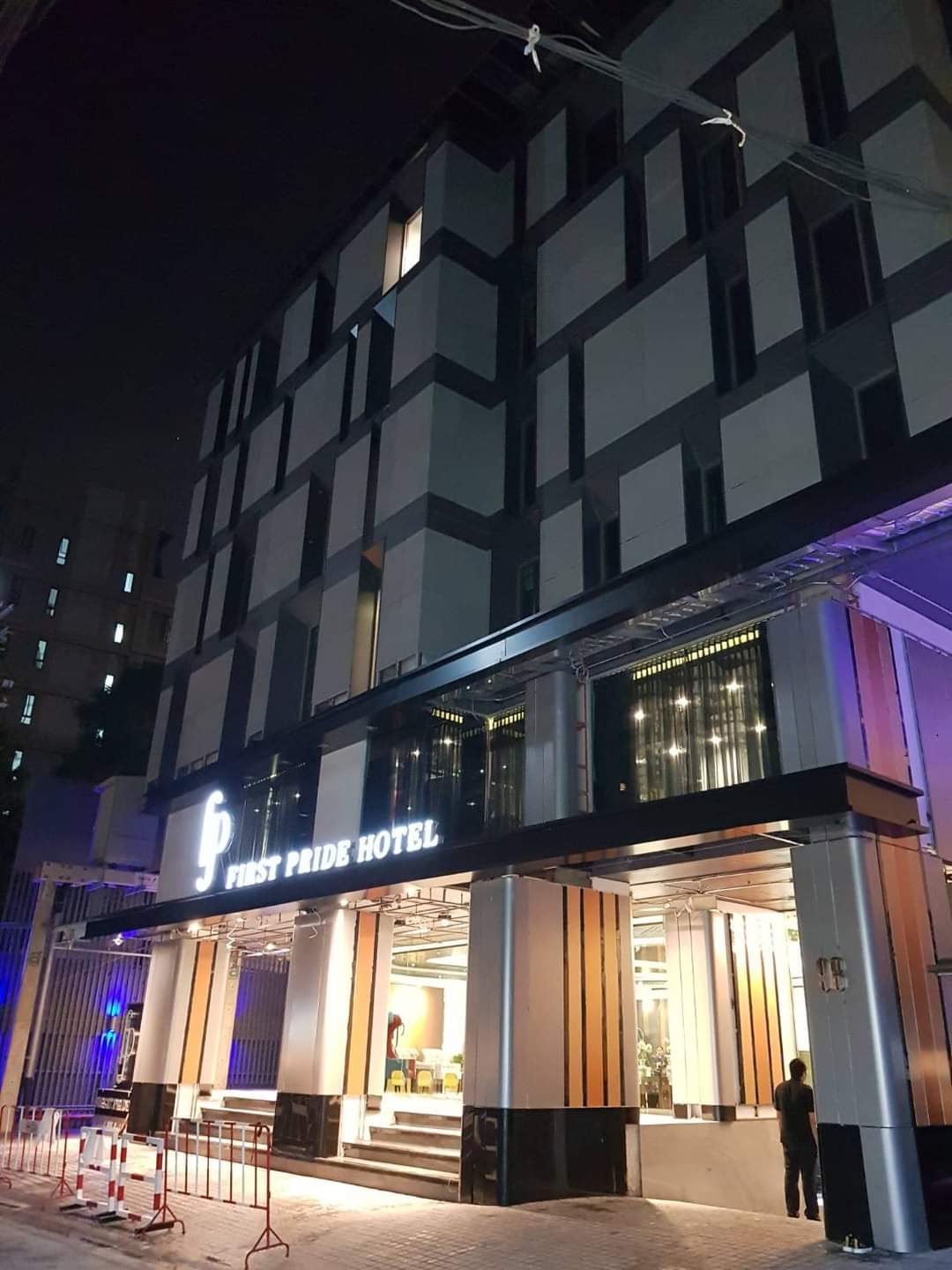 ฟาซาดอาคาร เฟิร์สเฮ้าส์ NUBN